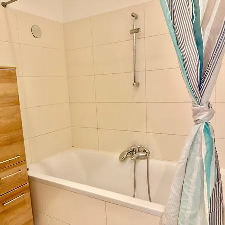 80 M2 With Balcony & Free Parking * 维也纳附近格拉斯多夫